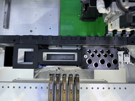 0201 BGAマウント 小型4頭のSMDピックアンドプレイスマシン CHM-551 CPK≥1.0