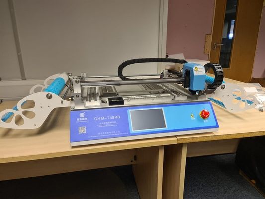 1台の機械デスクトップの一突きおよび場所機械小さいSMT機械のCHMT48VB 58pcsの送り装置すべて
